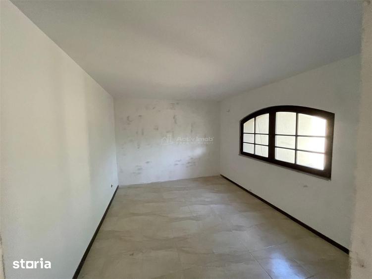 Casă cu 9 camere cu Teren 280 Mp în Corbeanca