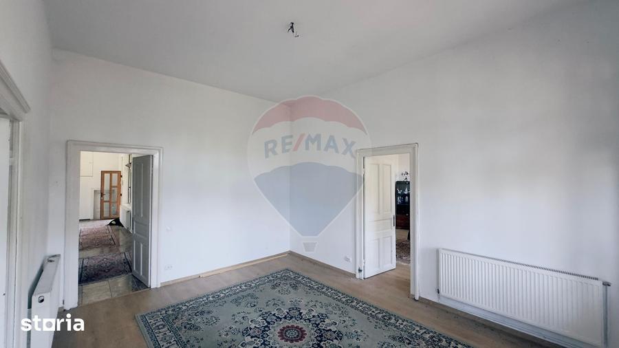 Casă cu 6 camere cu Teren 3300 Mp în Central