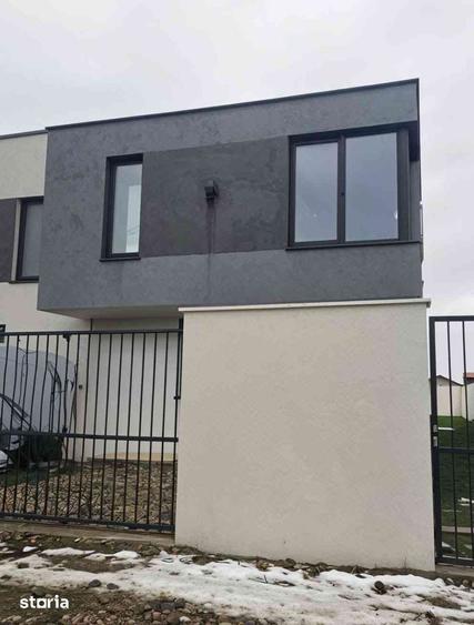 Casă cu 4 camere cu Teren 284 Mp în Sânmartin