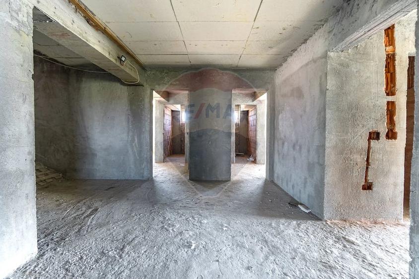 Casă cu 3 camere cu Teren 1707 Mp în Central