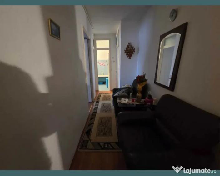 Apartament cu 4 camere decomandat în Central