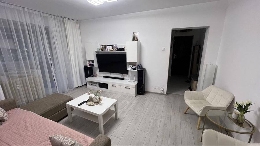 Apartament cu 4 camere semidecomandat în Apusului