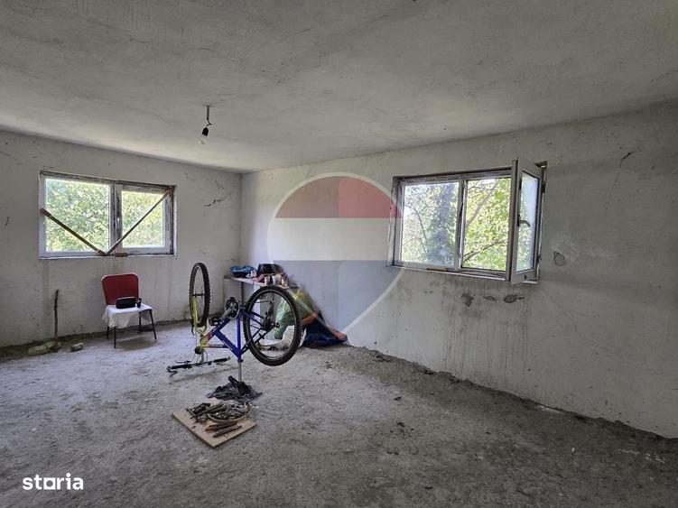 Casă cu 4 camere în Zorile