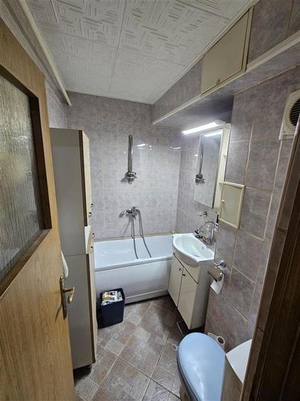 Apartament cu 3 camere semidecomandat, mobilat în Podu Roș