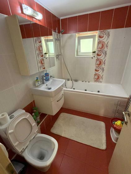 Apartament cu 3 camere decomandat în Drumul Sării