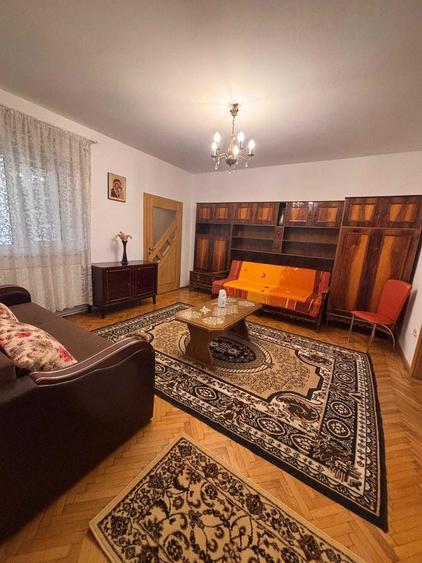 Apartament cu 3 camere semidecomandat în Florilor
