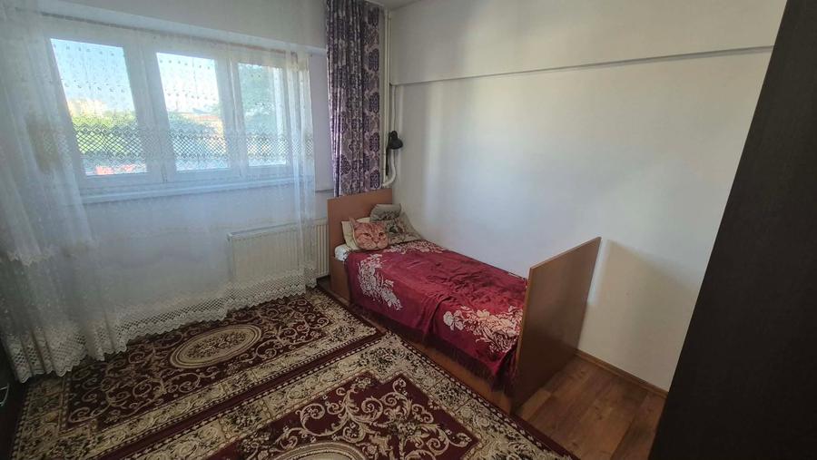 Apartament cu 3 camere decomandat în Lacul Tei