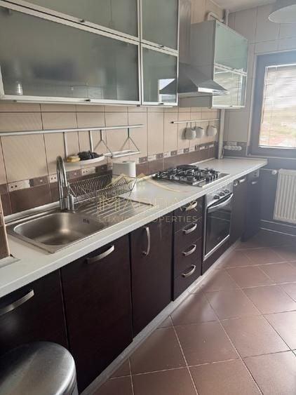 Apartament cu 3 camere semidecomandat, mobilat în 13 Septembrie