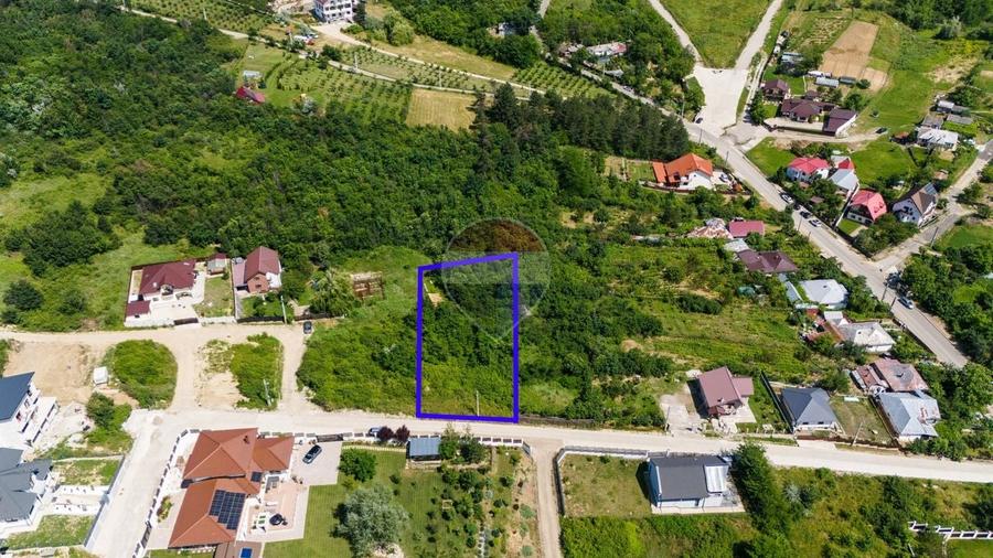 Teren Construcții intravilan de 1450 mp, în Bucium