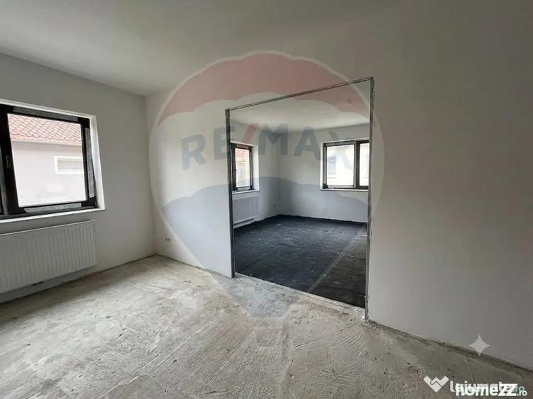 Casă cu 5 camere cu Teren 2236 Mp în Central