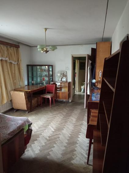 Apartament cu 3 camere semidecomandat în Titan
