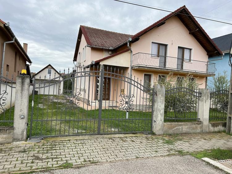Casă cu Teren 1000 Mp în Central