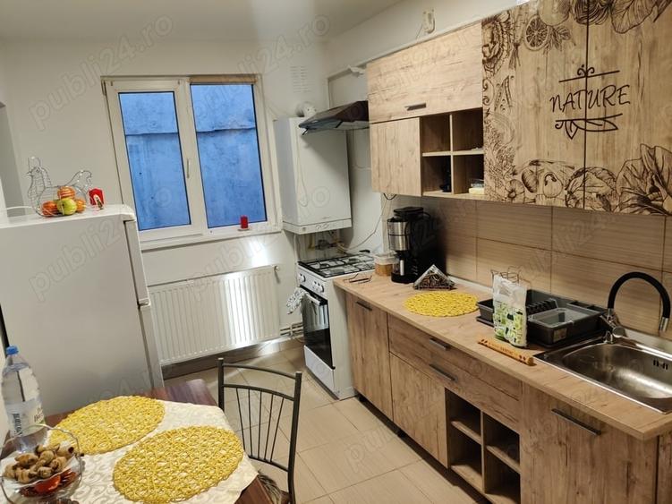 Apartament cu 3 camere decomandat în Tractorul