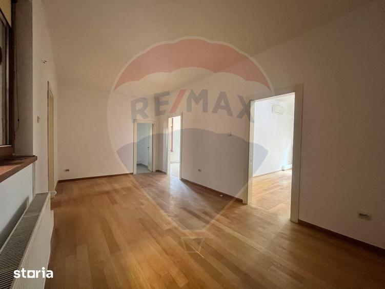 Apartament cu 6 camere în Romană