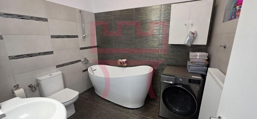 Casă individuală cu 5 camere cu Canalizare în Central