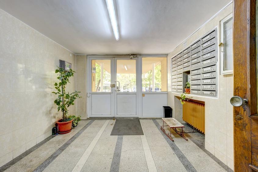 Apartament cu 3 camere semidecomandat în Titan