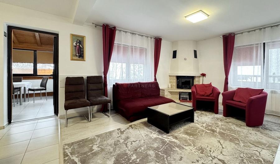 Casă individuală cu 9 camere cu Canalizare în Bran