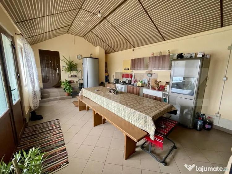 Casă cu 5 camere cu Teren 9300 Mp în Vadu Moldovei