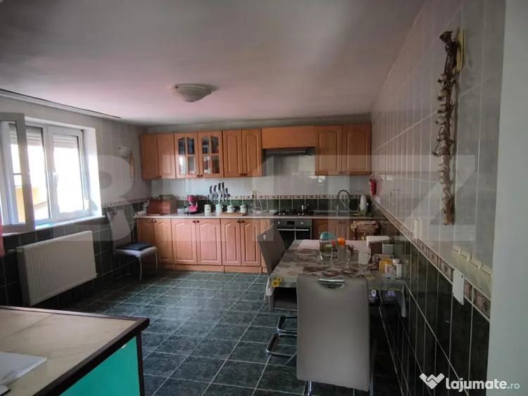 Casă cu 7 camere cu Teren 1430 Mp în Central