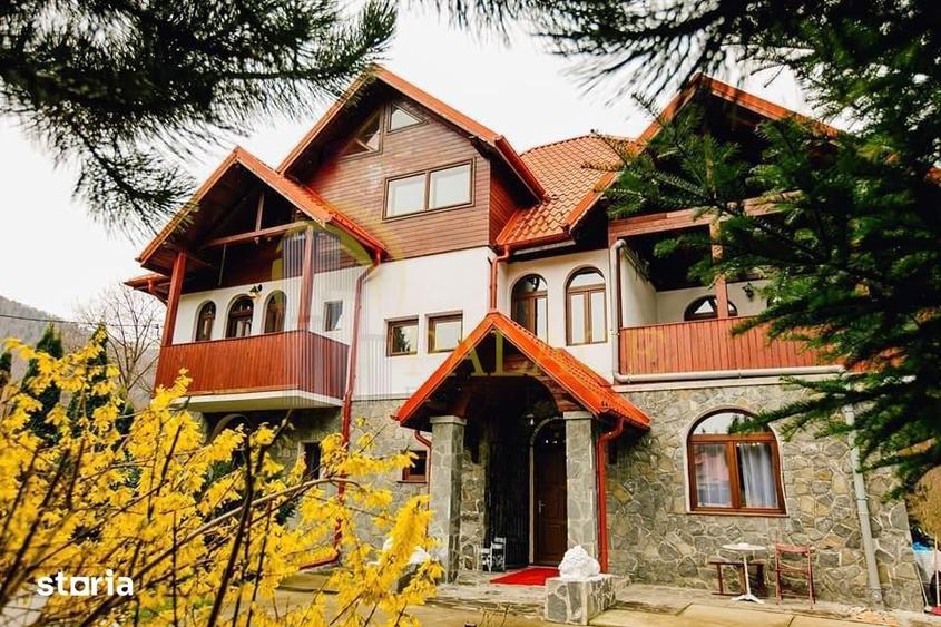 Casă cu 8 camere cu Teren 1000 Mp în Central