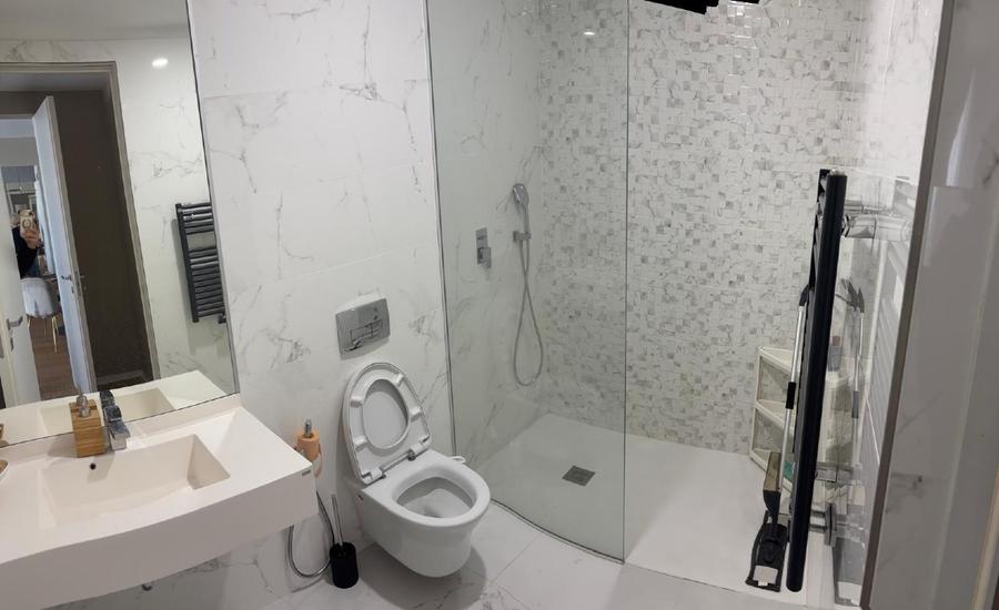 Apartament cu 3 camere semidecomandat, mobilat în Central