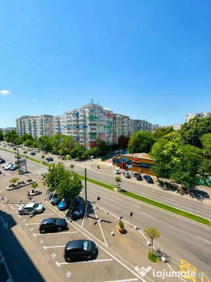 Apartament cu 4 camere semidecomandat în Berceni