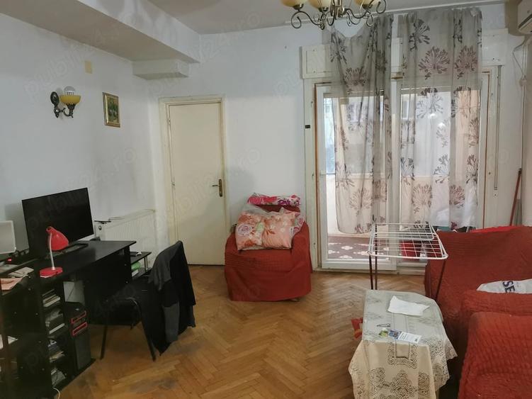 Apartament cu 3 camere decomandat în Calea Victoriei
