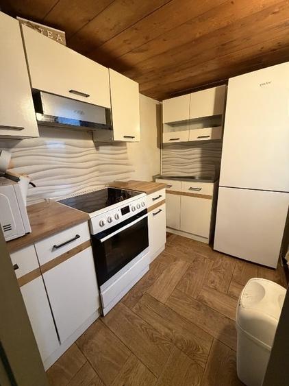 Apartament cu 3 camere semidecomandat, mobilat în Central