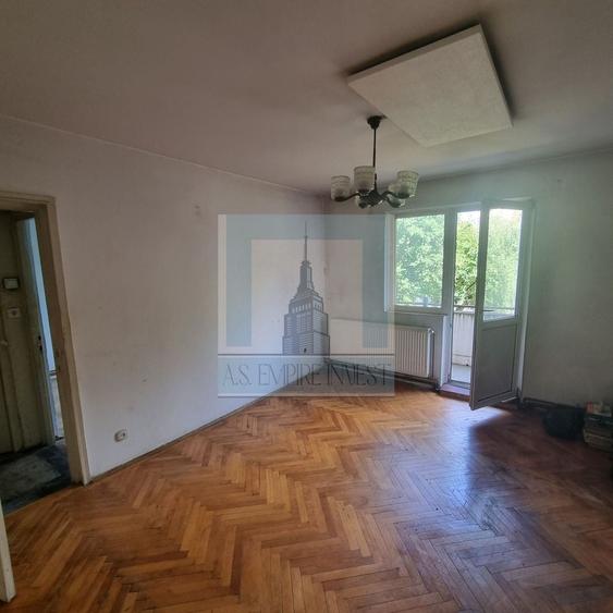 Apartament cu 3 camere semidecomandat în Vlahuță