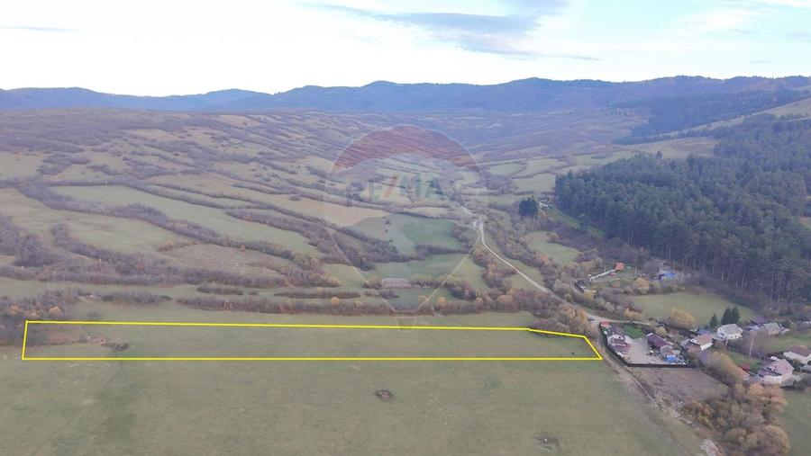 Teren agricol extravilan de 5800 mp, în Purcăreni