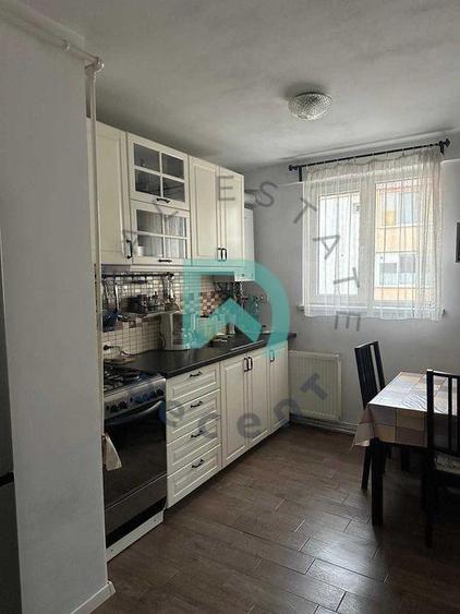 Apartament cu 3 camere decomandat în Astra