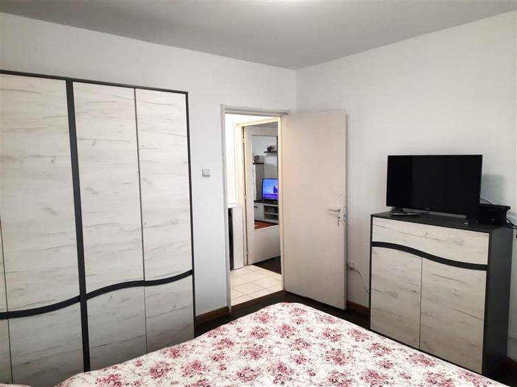 Apartament cu 2 camere semidecomandat, mobilat în Decebal