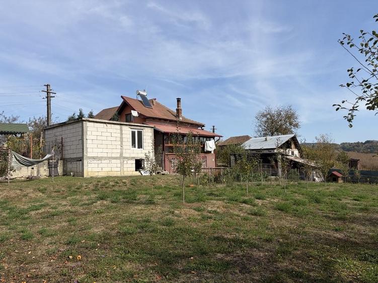 Casă cu 4 camere în Bârseștii de Sus