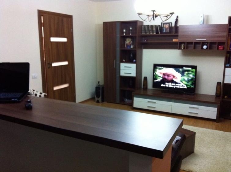 Apartament cu 3 camere semidecomandat, mobilat în Titan — fotografia 1