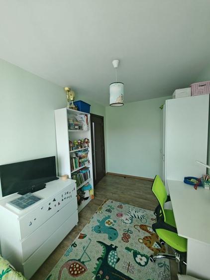 Apartament cu 3 camere semidecomandat în Exterior Vest