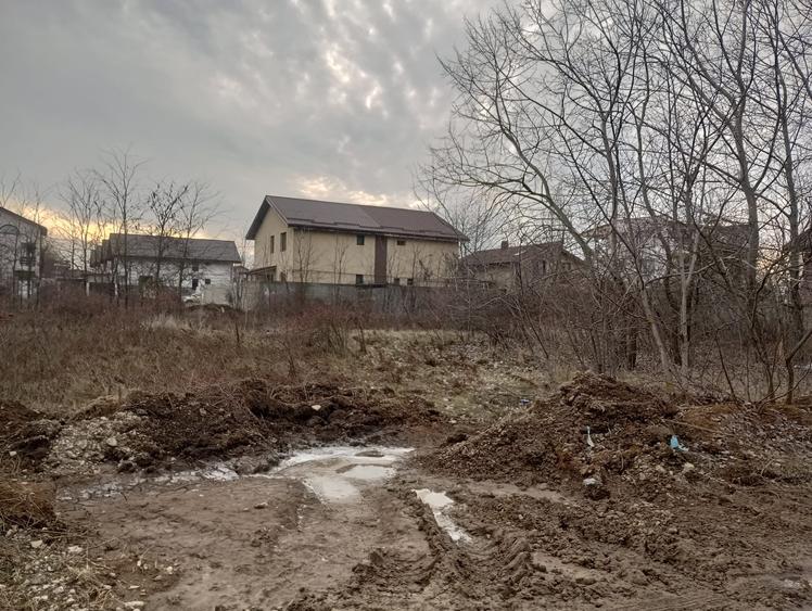 Teren agricol intravilan de 1300 mp, în Est