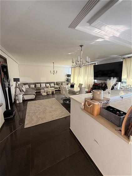 Apartament cu 3 camere semidecomandat, mobilat în Florești