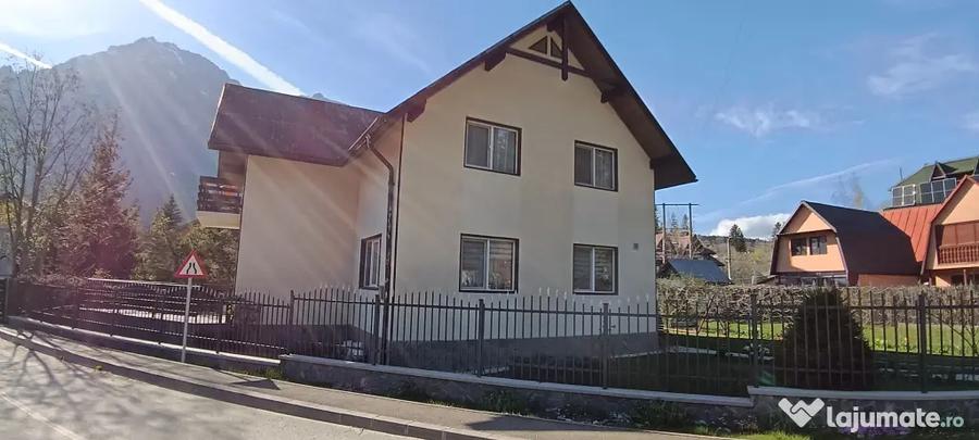 Casă cu 7 camere cu Teren 300 Mp în Central