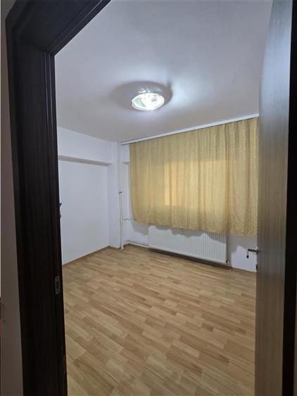 Apartament cu 4 camere decomandat, mobilat în Berceni
