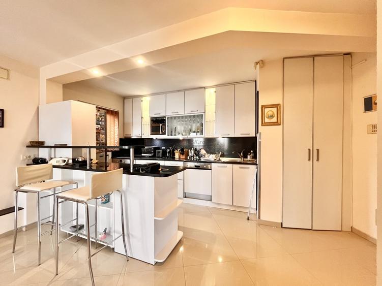 Apartament cu 3 camere semidecomandat, mobilat în Tineretului