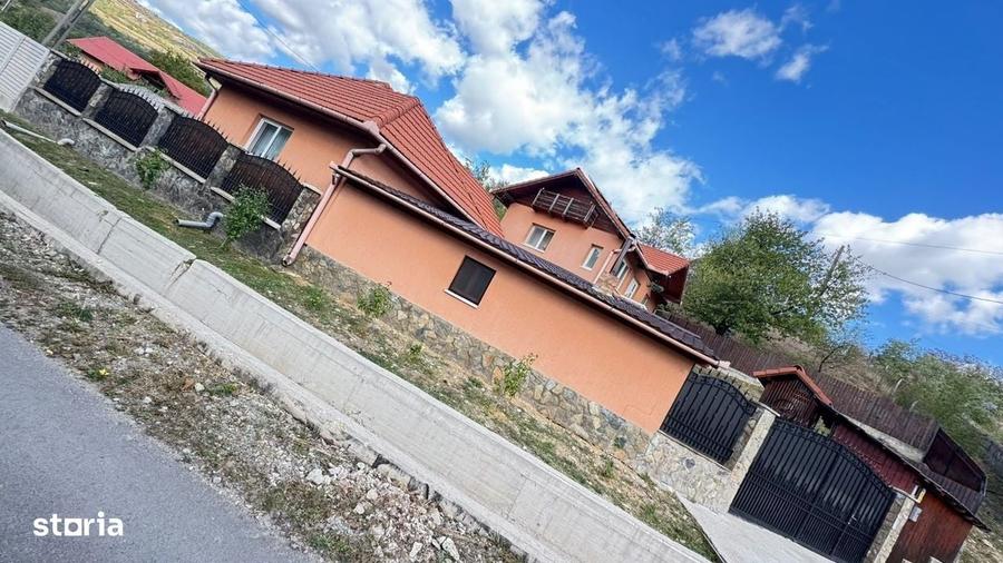 Casă cu 4 camere în Văleni
