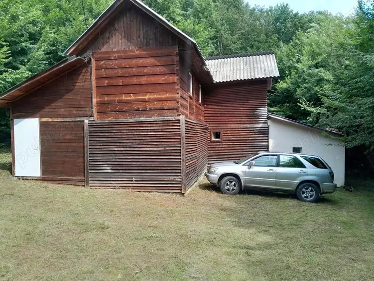 Casă cu Teren 1350 Mp în Central
