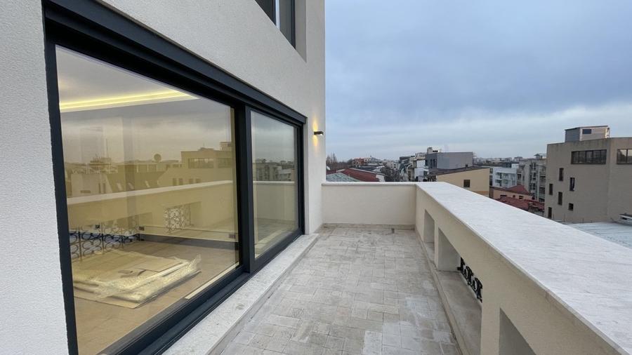 Apartament cu 5 camere decomandat în Dorobanți
