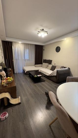 Apartament cu 4 camere semidecomandat în Costin Georgian