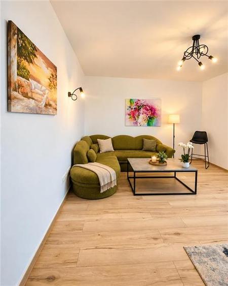 Apartament cu 3 camere decomandat în Tractorul