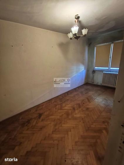Apartament cu 4 camere semidecomandat în Central