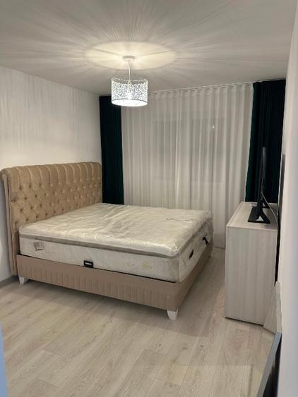 Apartament cu 3 camere decomandat în Tractorul