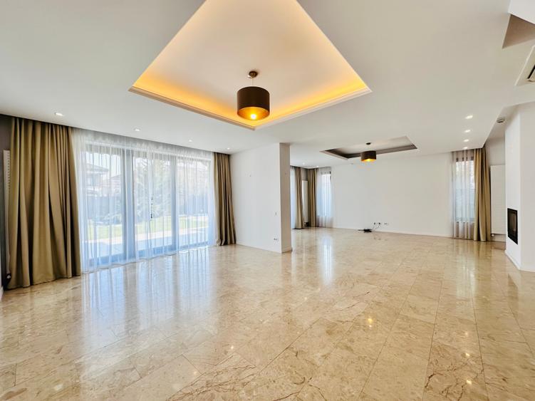 Duplex cu 9 camere cu Garaj în Central
