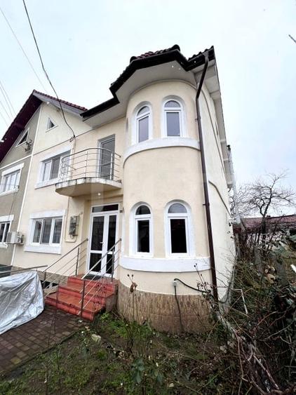 Duplex cu 9 camere cu Canalizare în Cetate