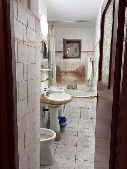 Apartament cu 3 camere semidecomandat în Cetății